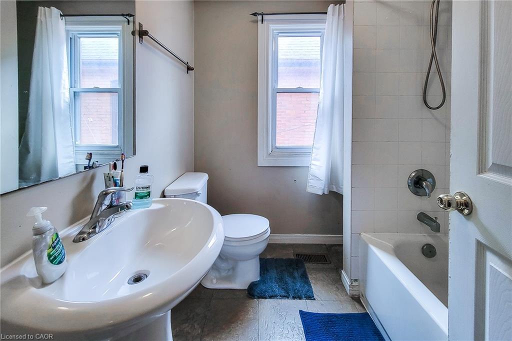 125 Sanford Avenue N, Hamilton, ON - Indoor Photo Showing Bathroom