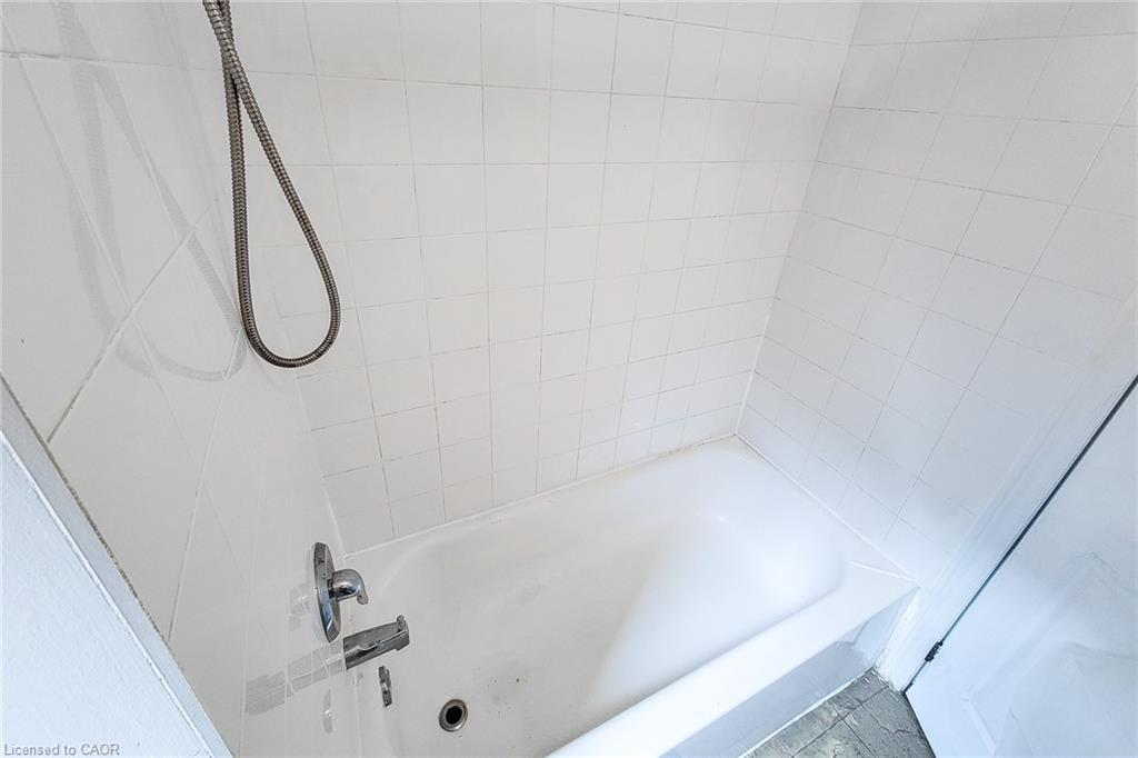 125 Sanford Avenue N, Hamilton, ON - Indoor Photo Showing Bathroom