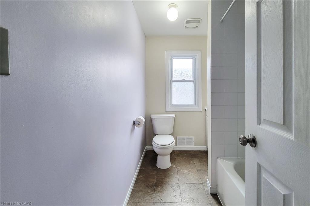 125 Sanford Avenue N, Hamilton, ON - Indoor Photo Showing Bathroom