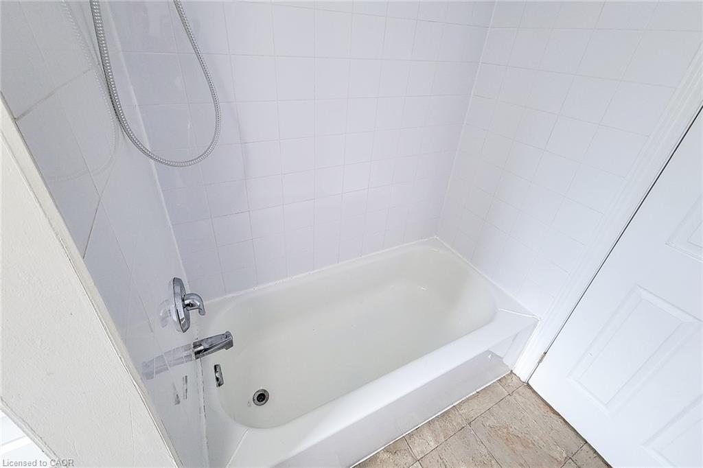 125 Sanford Avenue N, Hamilton, ON - Indoor Photo Showing Bathroom