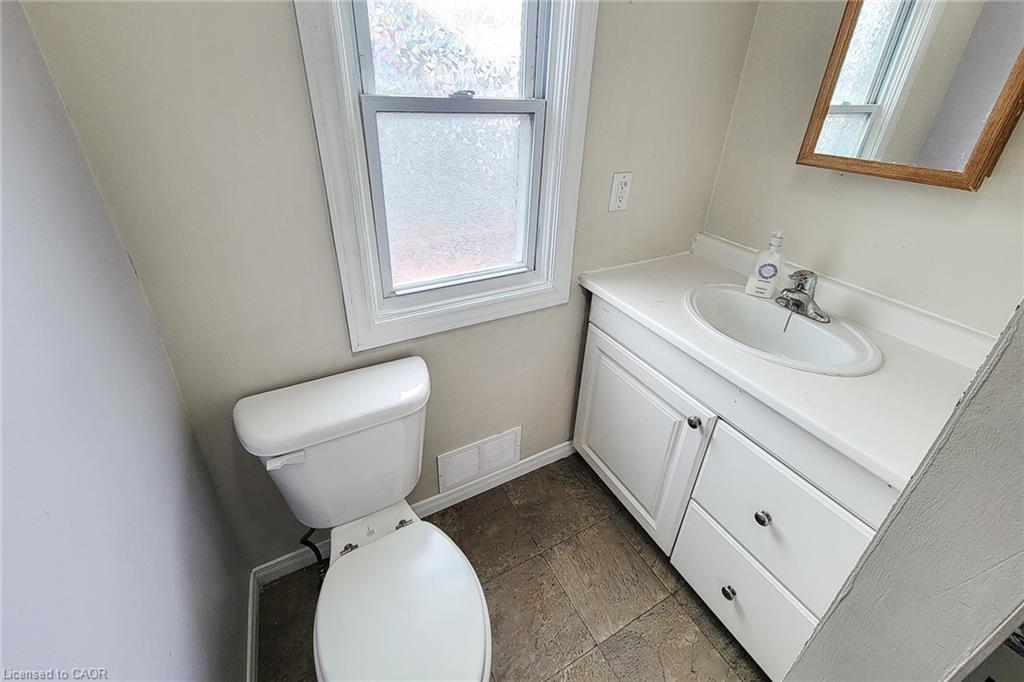 125 Sanford Avenue N, Hamilton, ON - Indoor Photo Showing Bathroom