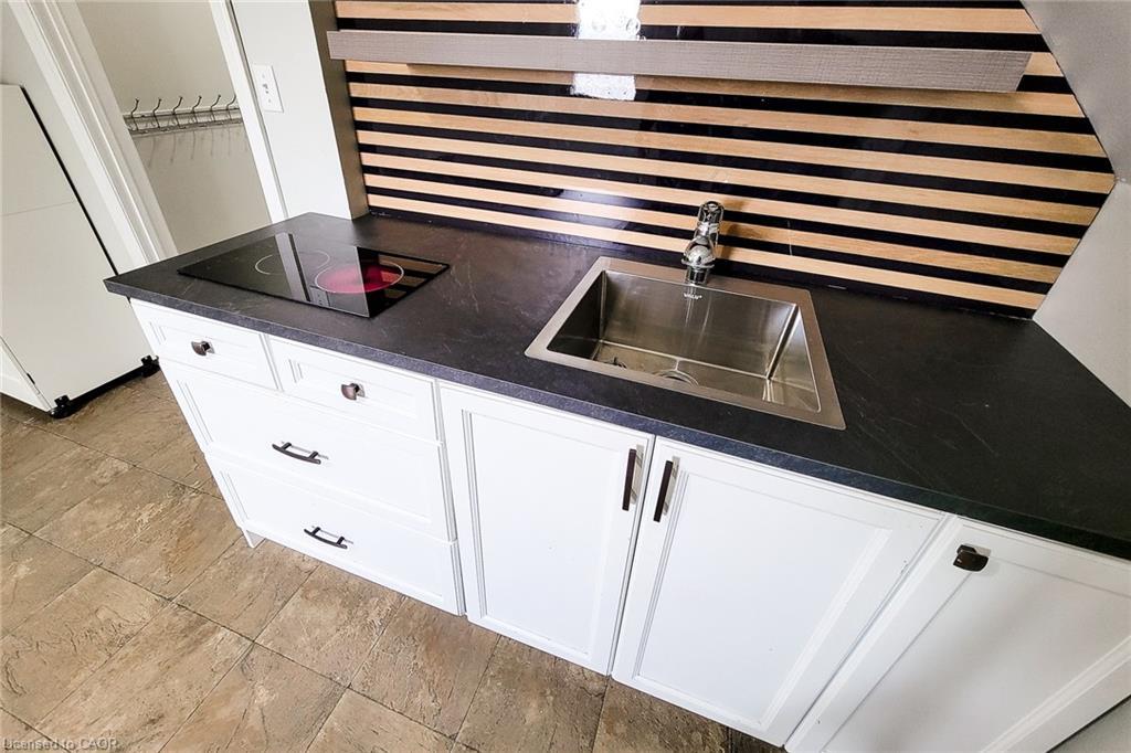 125 Sanford Avenue N, Hamilton, ON - Indoor Photo Showing Kitchen