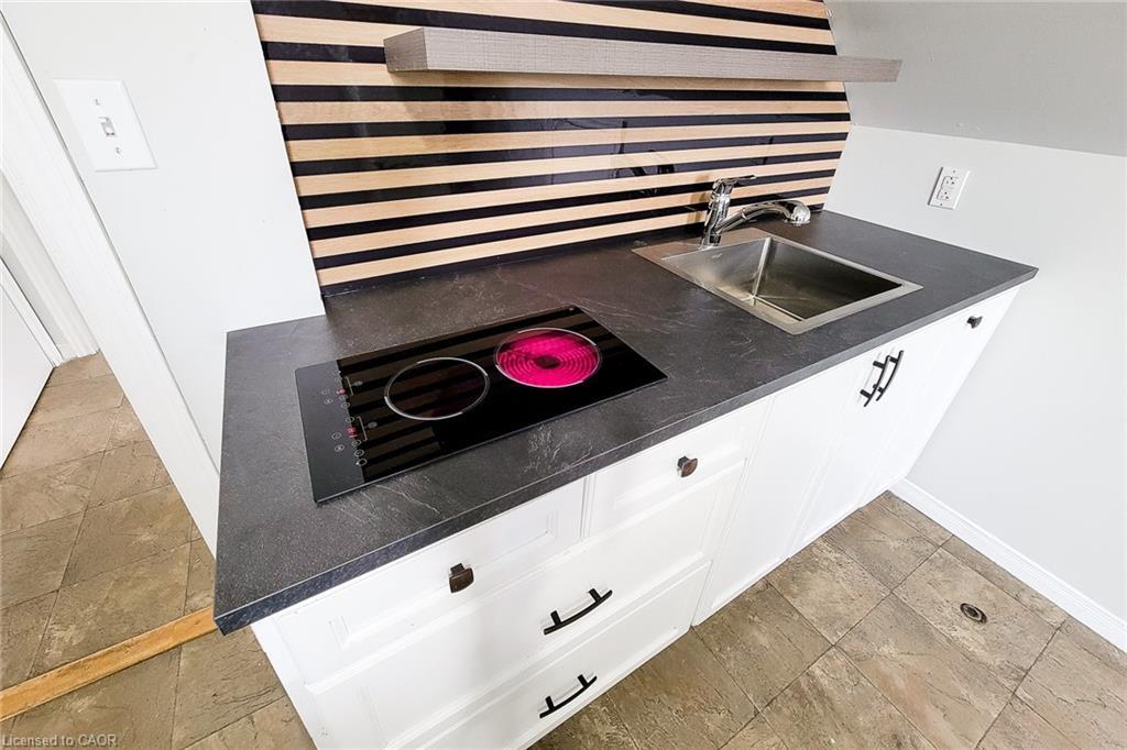 125 Sanford Avenue N, Hamilton, ON - Indoor Photo Showing Kitchen