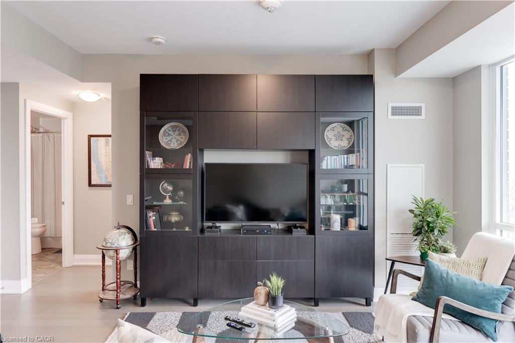 1001-2025 Maria Street, Burlington, ON - Indoor Photo Showing Living Room