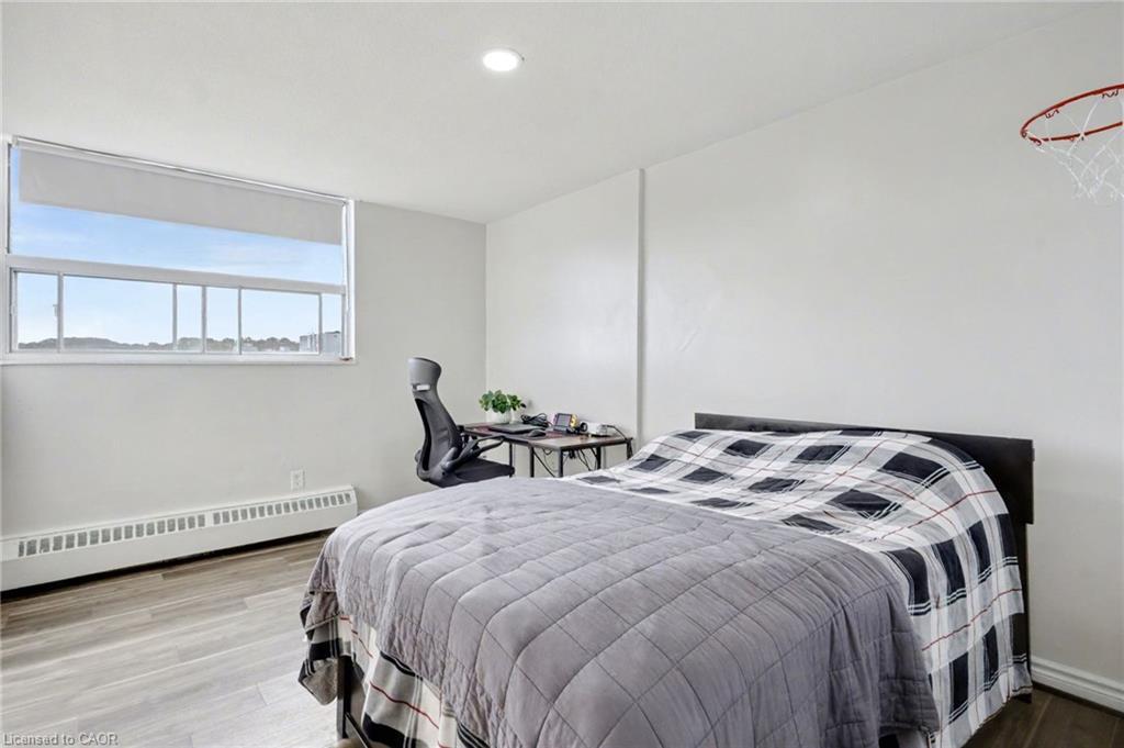 1001-15 Nicklaus Drive, Hamilton, ON - Indoor Photo Showing Bedroom