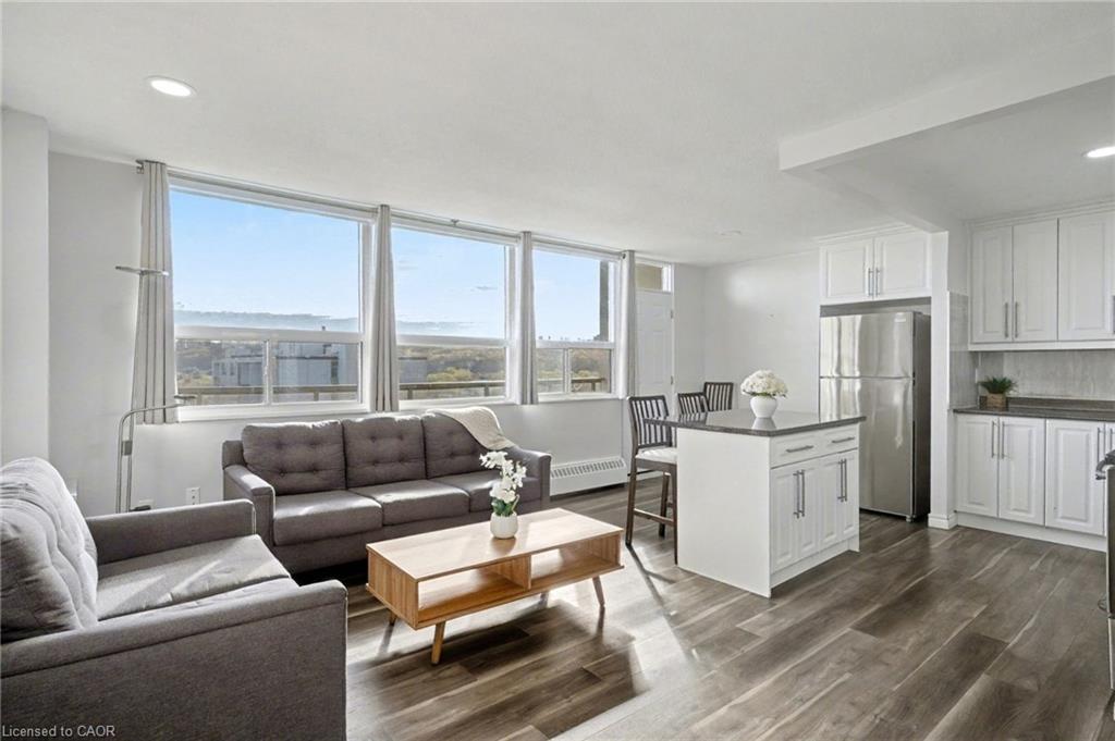 1001-15 Nicklaus Drive, Hamilton, ON - Indoor Photo Showing Living Room