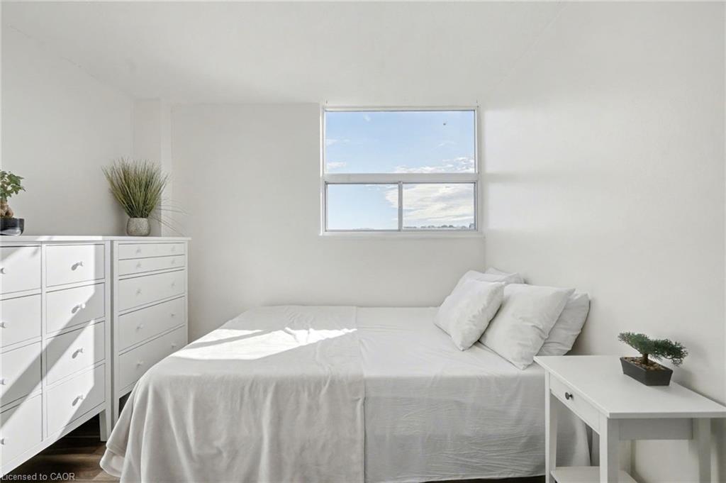 1001-15 Nicklaus Drive, Hamilton, ON - Indoor Photo Showing Bedroom