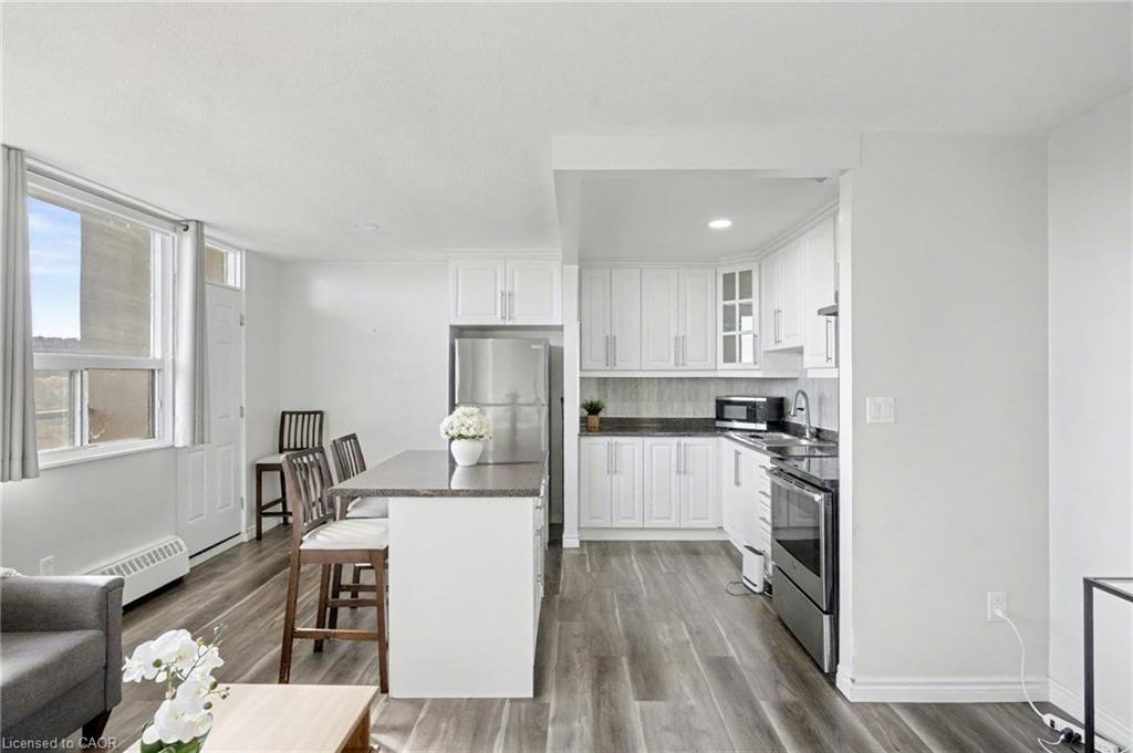 1001-15 Nicklaus Drive, Hamilton, ON - Indoor Photo Showing Kitchen