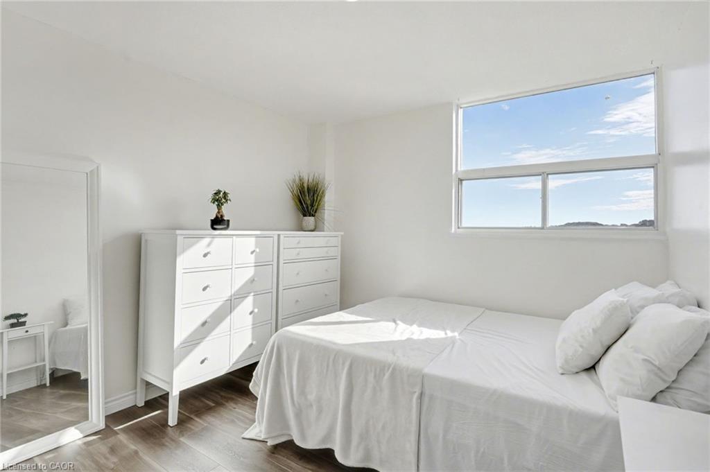 1001-15 Nicklaus Drive, Hamilton, ON - Indoor Photo Showing Bedroom