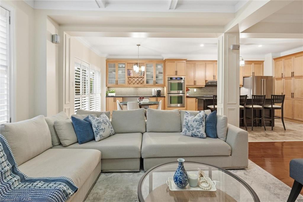 266 Admiral Drive, Oakville, ON - Indoor Photo Showing Living Room