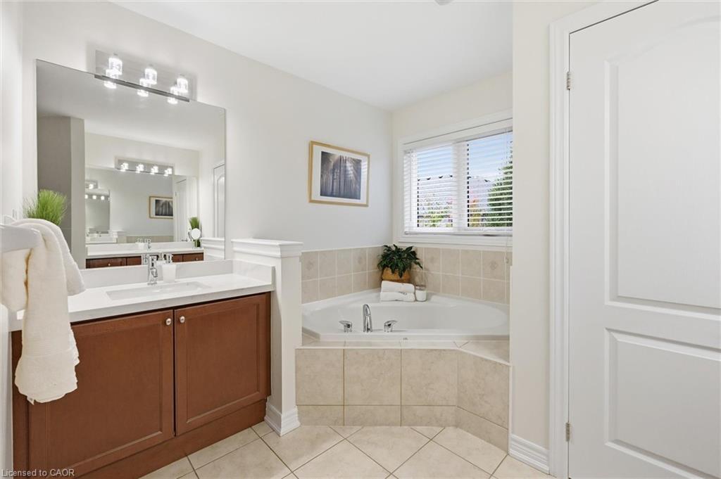 266 Admiral Drive, Oakville, ON - Indoor Photo Showing Bathroom