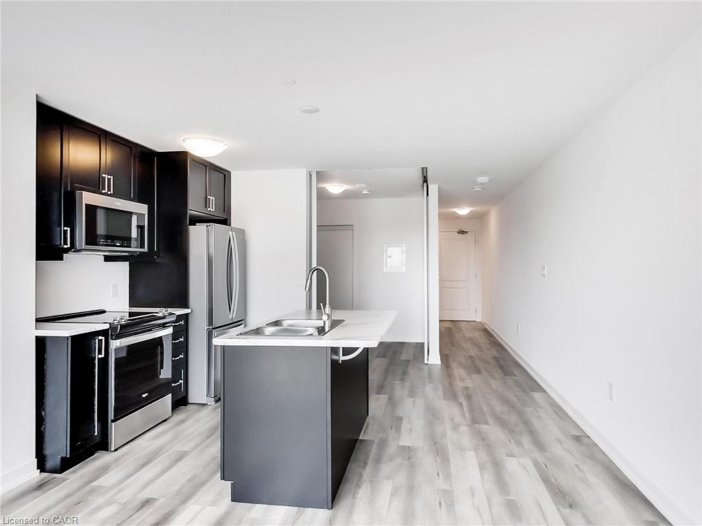 811-470 Dundas Street E, Waterdown, ON - Indoor Photo Showing Kitchen With Double Sink With Upgraded Kitchen