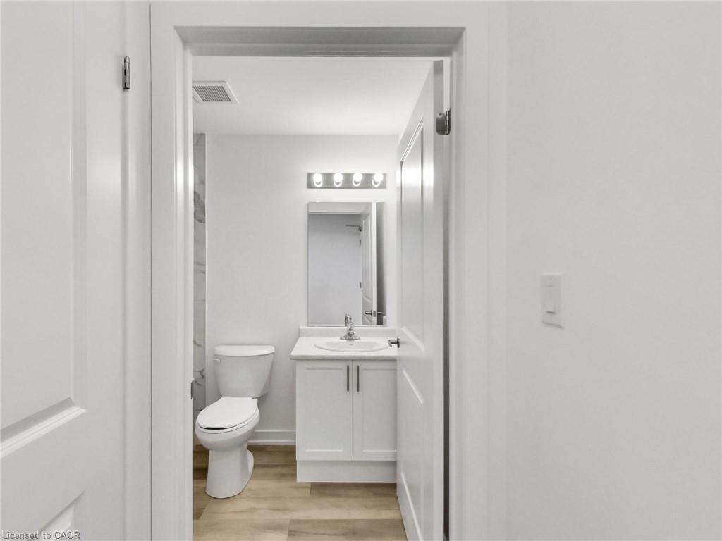 811-470 Dundas Street E, Waterdown, ON - Indoor Photo Showing Bathroom