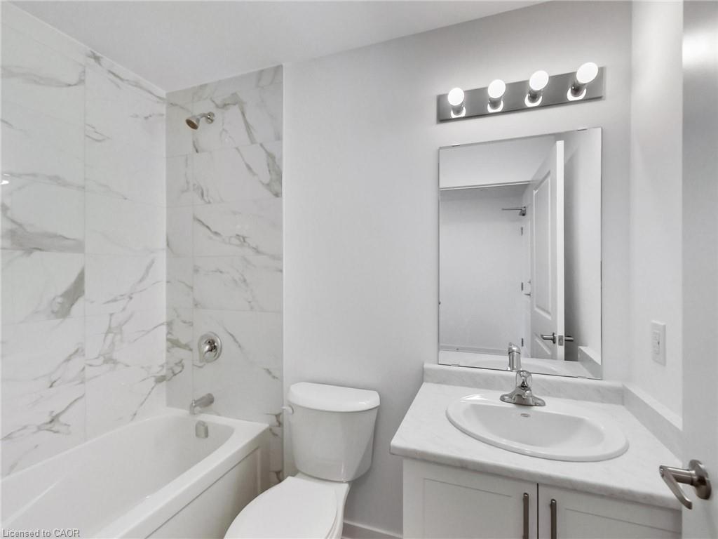 811-470 Dundas Street E, Waterdown, ON - Indoor Photo Showing Bathroom