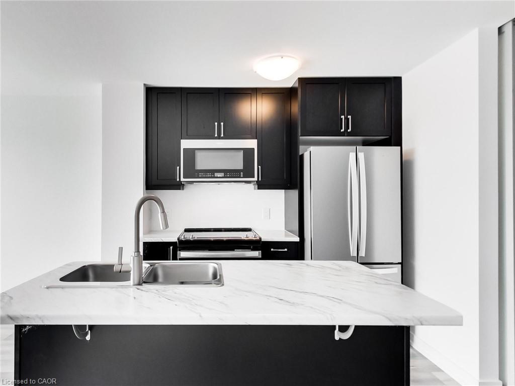811-470 Dundas Street E, Waterdown, ON - Indoor Photo Showing Kitchen With Double Sink With Upgraded Kitchen