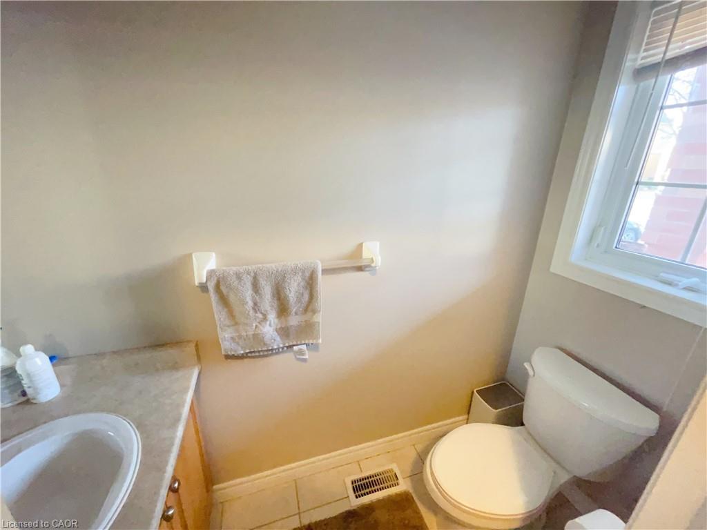 B-668 Butternut Avenue, Waterloo, ON - Indoor Photo Showing Bathroom