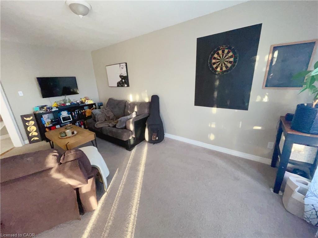 B-668 Butternut Avenue, Waterloo, ON - Indoor Photo Showing Living Room