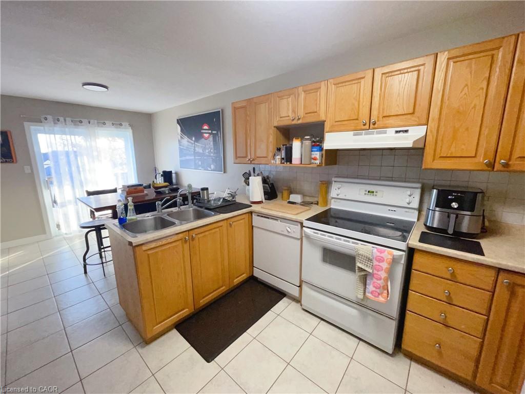 B-668 Butternut Avenue, Waterloo, ON - Indoor Photo Showing Kitchen With Double Sink