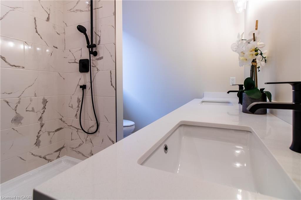 89 Duchess Drive, Delhi, ON - Indoor Photo Showing Bathroom