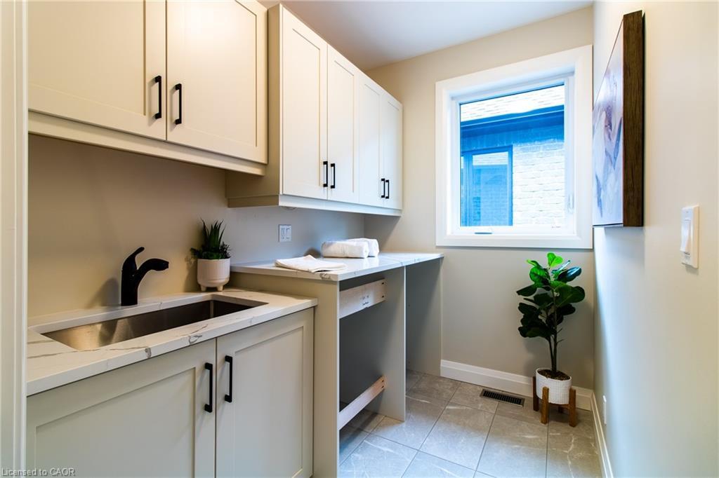 89 Duchess Drive, Delhi, ON - Indoor Photo Showing Kitchen