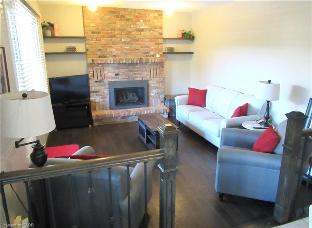 1 Agawam Court, Stoney Creek, ON - Indoor Photo Showing Living Room With Fireplace