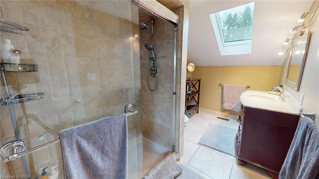 1962 Snake Road, Burlington, ON - Indoor Photo Showing Bathroom