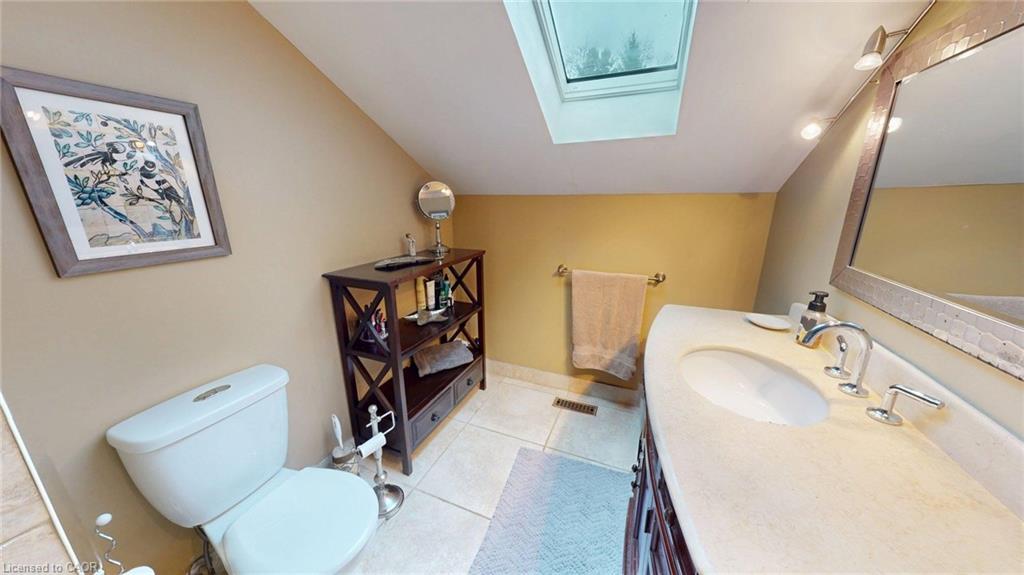 1962 Snake Road, Burlington, ON - Indoor Photo Showing Bathroom