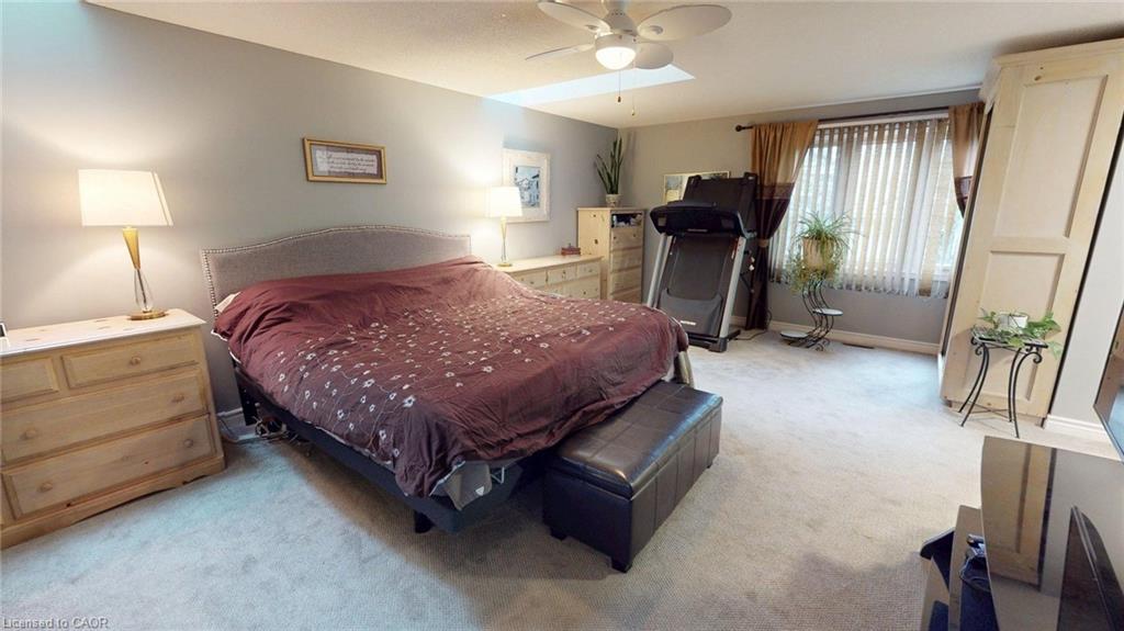 1962 Snake Road, Burlington, ON - Indoor Photo Showing Bedroom