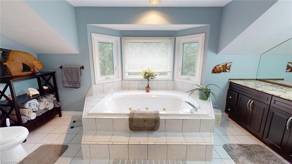 1962 Snake Road, Burlington, ON - Indoor Photo Showing Bathroom