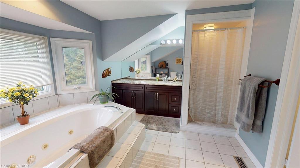 1962 Snake Road, Burlington, ON - Indoor Photo Showing Bathroom