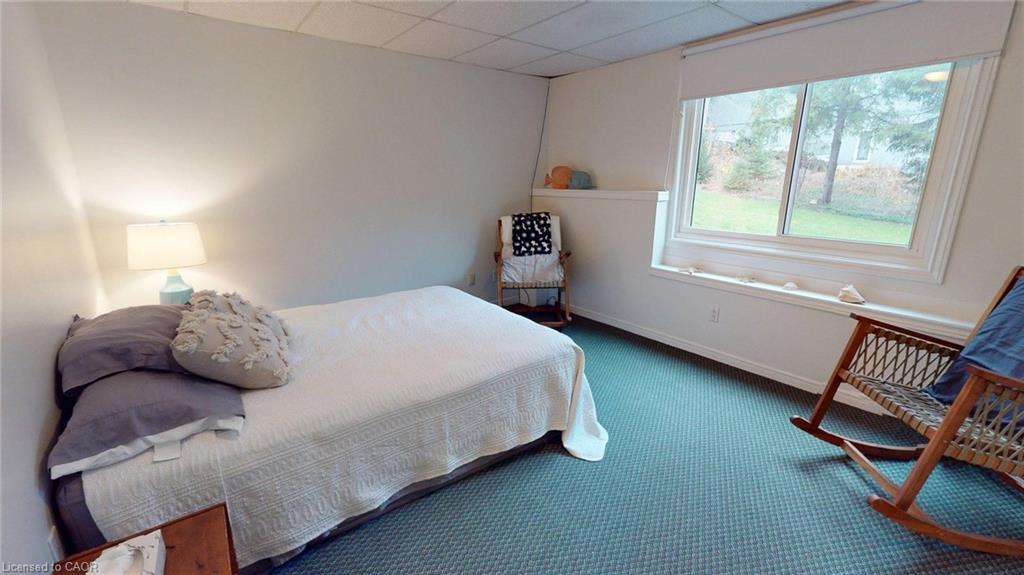 1962 Snake Road, Burlington, ON - Indoor Photo Showing Bedroom