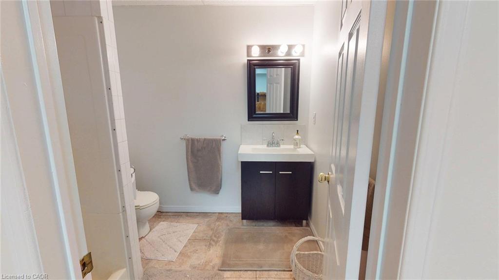 1962 Snake Road, Burlington, ON - Indoor Photo Showing Bathroom