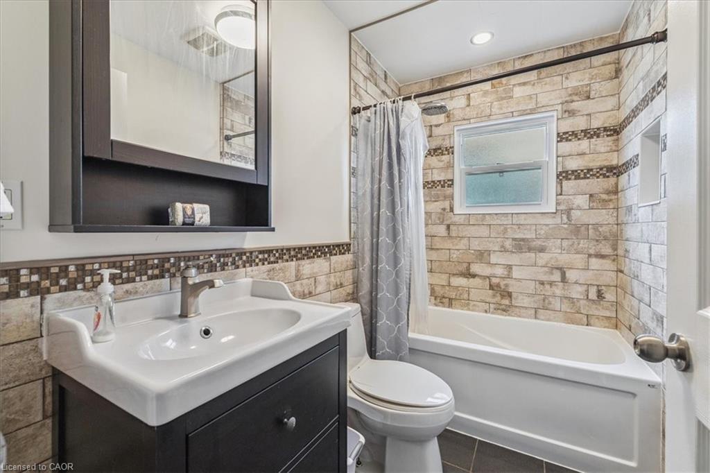 1591 Merrittville Highway, Welland, ON - Indoor Photo Showing Bathroom