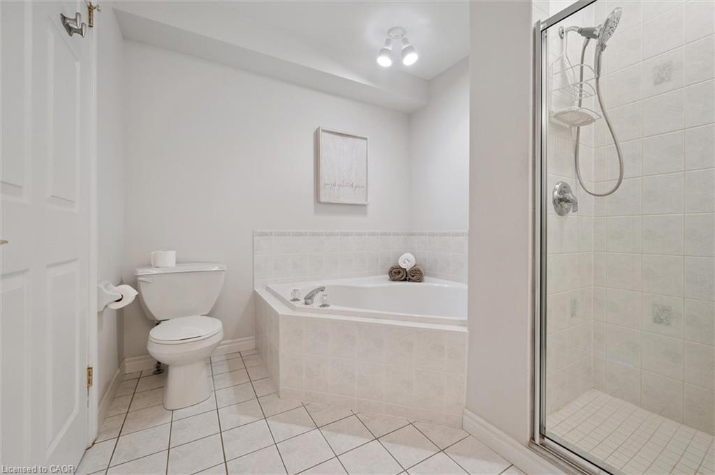 17 Terraview Crescent, Guelph, ON - Indoor Photo Showing Bathroom