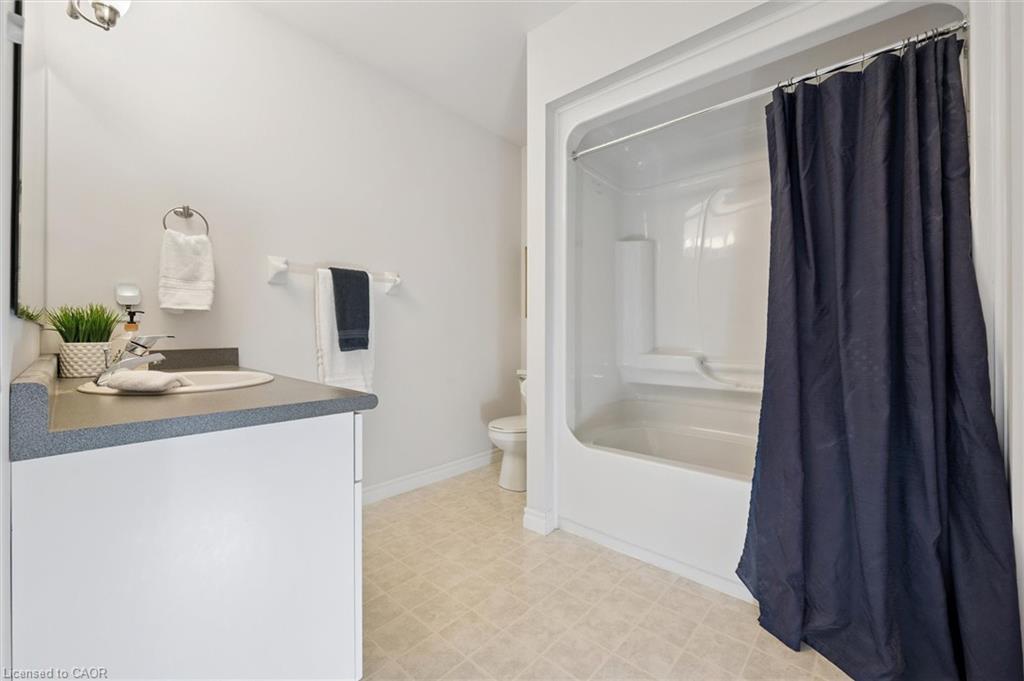 17 Terraview Crescent, Guelph, ON - Indoor Photo Showing Bathroom