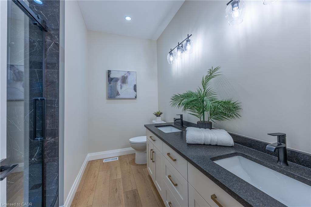 93 Duchess Drive, Delhi, ON - Indoor Photo Showing Bathroom