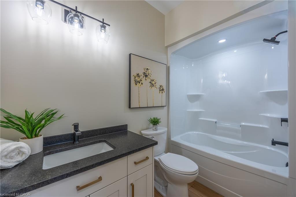 93 Duchess Drive, Delhi, ON - Indoor Photo Showing Bathroom