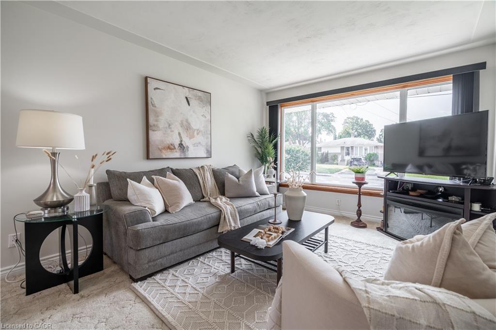 7 Kenwood Crescent, Hamilton, ON - Indoor Photo Showing Living Room