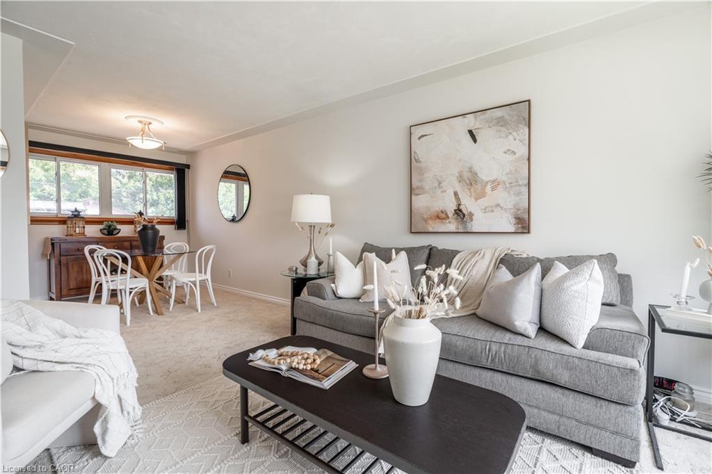 7 Kenwood Crescent, Hamilton, ON - Indoor Photo Showing Living Room