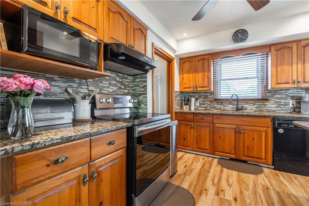 7 Kenwood Crescent, Hamilton, ON - Indoor Photo Showing Kitchen With Double Sink