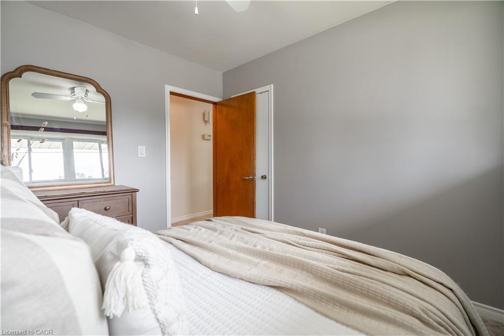 7 Kenwood Crescent, Hamilton, ON - Indoor Photo Showing Bedroom
