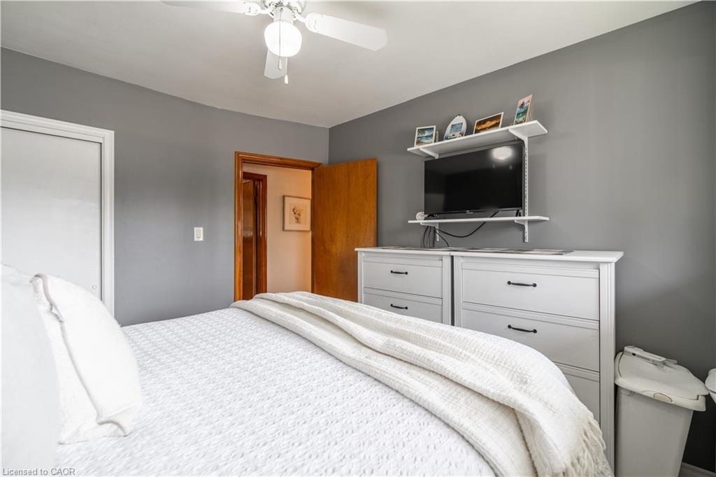 7 Kenwood Crescent, Hamilton, ON - Indoor Photo Showing Bedroom