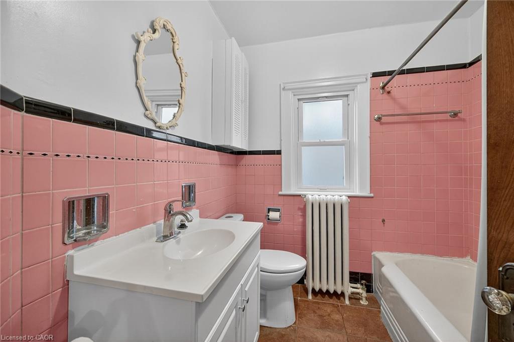 103 Leinster Avenue S, Hamilton, ON - Indoor Photo Showing Bathroom