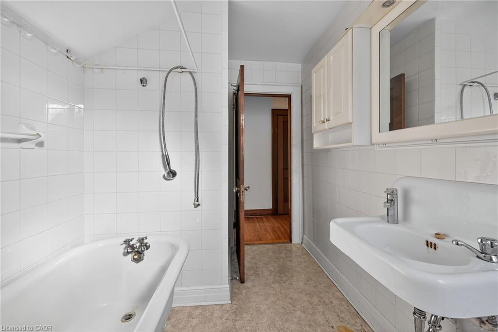 103 Leinster Avenue S, Hamilton, ON - Indoor Photo Showing Bathroom