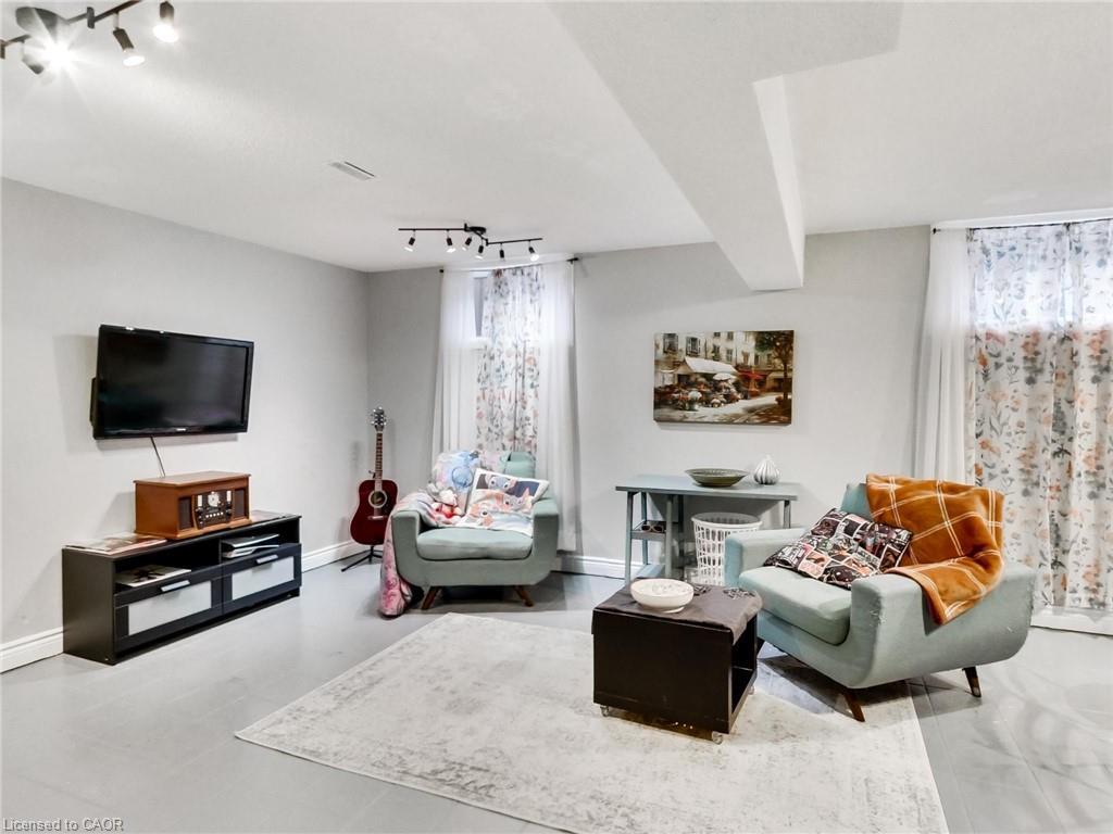 18 Pavarotti Court, Hamilton, ON - Indoor Photo Showing Living Room