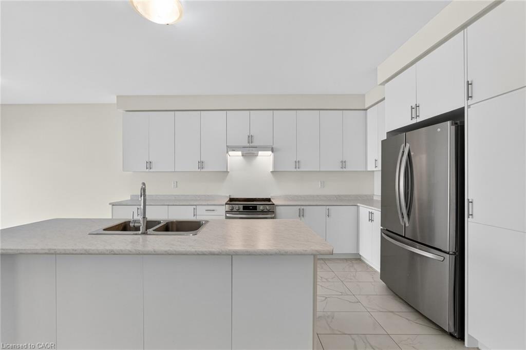 47 Bloomfield Crescent, Cambridge, ON - Indoor Photo Showing Kitchen With Double Sink With Upgraded Kitchen