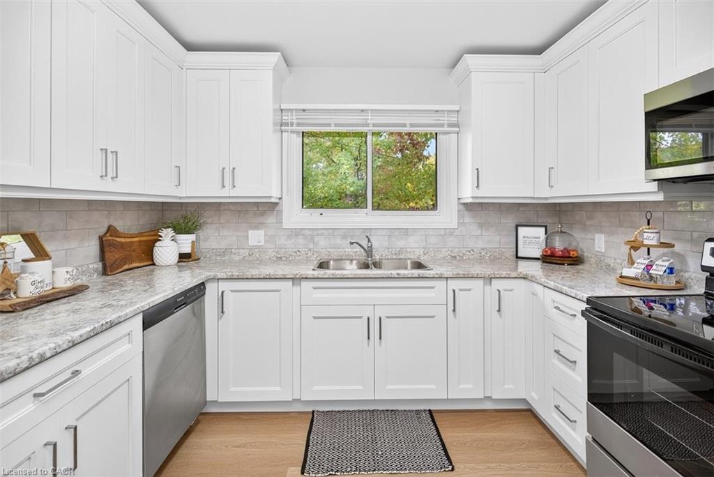 6 Princess Ann Circle, St. Catharines, ON - Indoor Photo Showing Kitchen With Upgraded Kitchen
