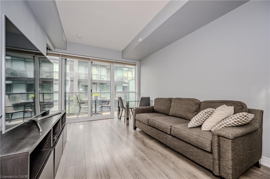 917-15 James Finlay Way, Toronto, ON - Indoor Photo Showing Living Room