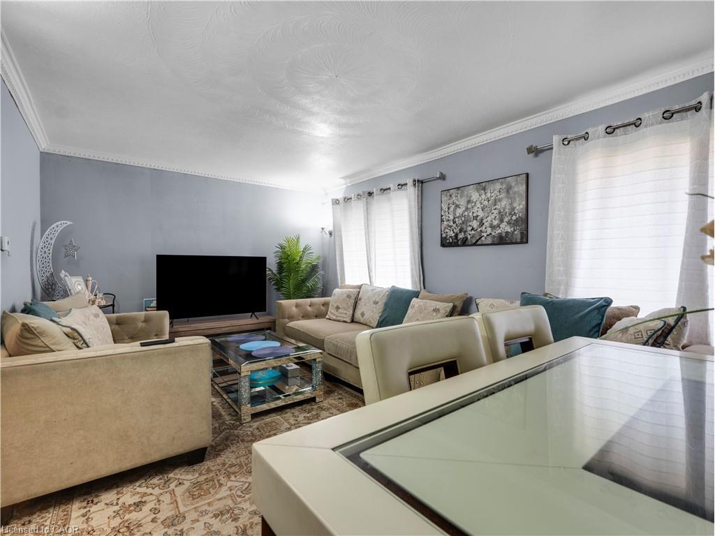 40 Yeoville Court, Hamilton, ON - Indoor Photo Showing Living Room