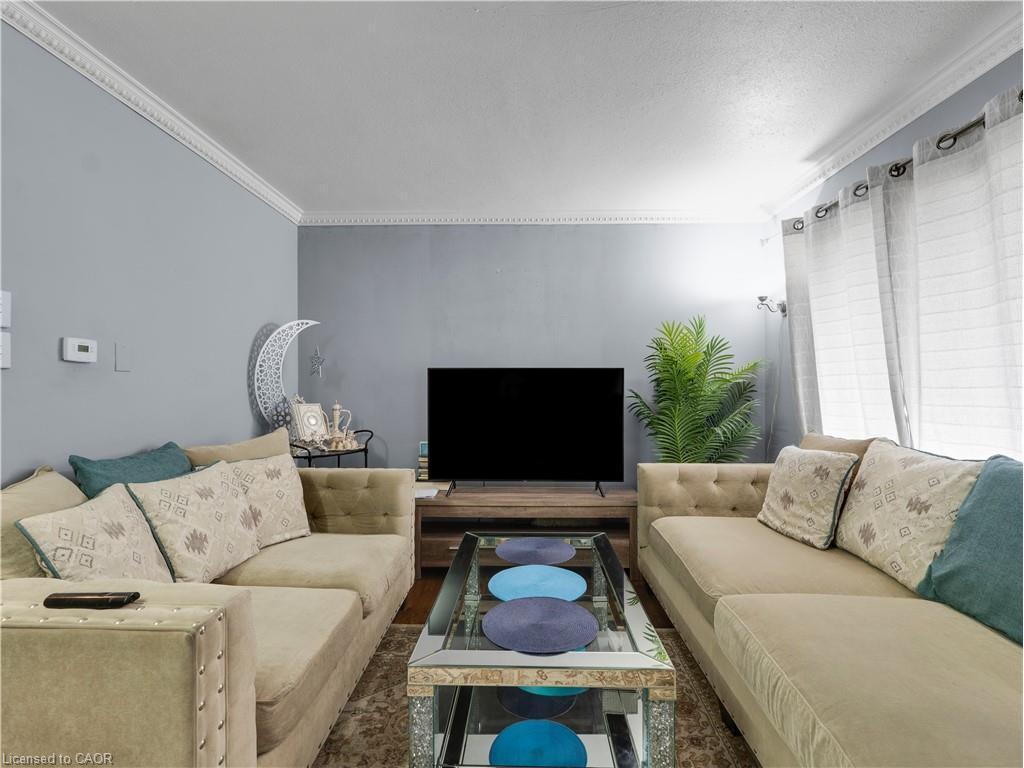 40 Yeoville Court, Hamilton, ON - Indoor Photo Showing Living Room